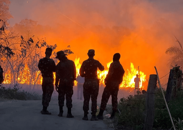 Pelotão de Fronteira Auxilia no Combate a Incêndio em Terra Indígena no Pantanal