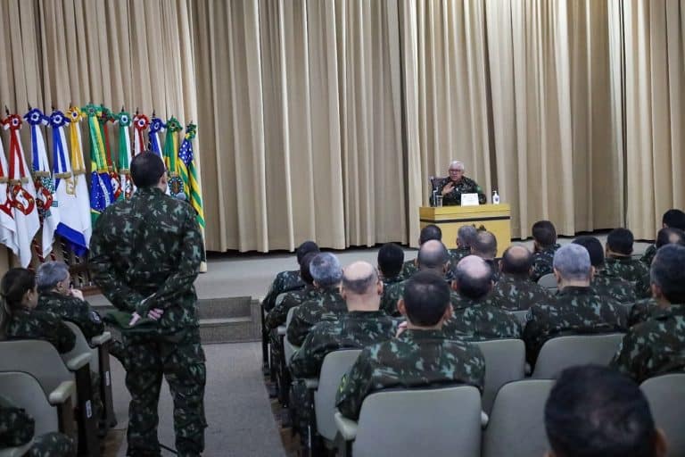 General Soares e Silva na ECEME: Enfatizando Estratégia e Poder de Combate do Exército Brasileiro