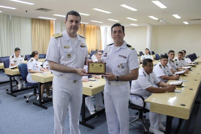 Oficiais da Armada Paraguaia Visitam a Escola de Guerra Naval do Brasil para Intercâmbio de Conhecimentos