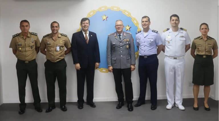 Visita do Coronel Alemão Frank Wasgindt à Escola Superior de Guerra para Intercâmbio de Conhecimentos Militares