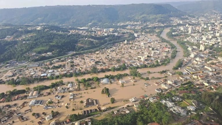 Solidariedade e Ação: Exército Brasileiro Auxilia Santa Catarina nas Enchentes