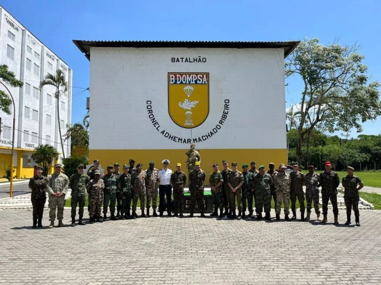 Alunos do Centro de Idiomas do Exército e da Escola de Aperfeiçoamento de Oficiais visitam o B DOMPSA no Rio de Janeiro