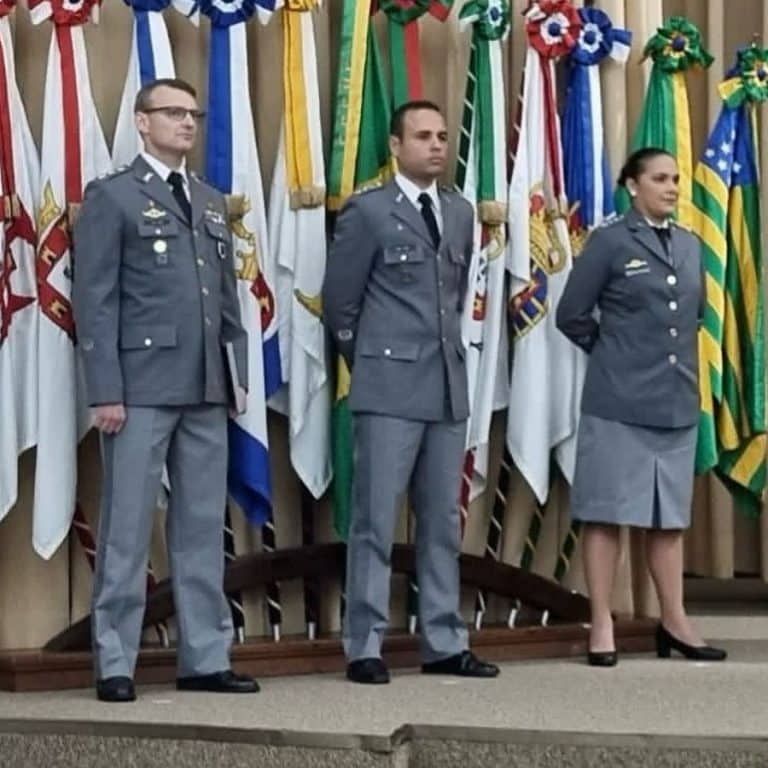 Calções Pretos Brilham na EsAO e na ECEME: Uma Cultura de Excelência