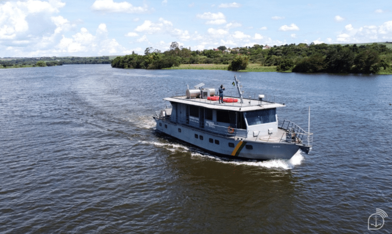 Navegação Histórica de 1400 km: Marinha do Brasil Promove Segurança e Educação na Hidrovia Tietê-Paraná