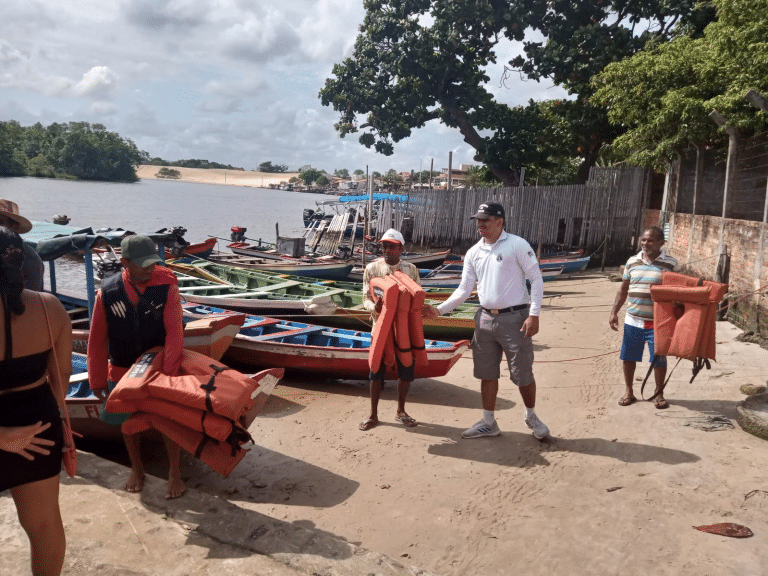 Marinha do Brasil e Empresas de Navegação Promovem Segurança em Barreirinhas (MA) com Doação de Coletes Salva-vidas