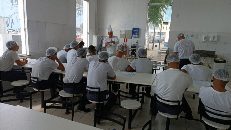 Marinheiros-Recrutas do Com2ºDN Aprimoram Habilidades Culinárias em Oficina de Capacitação com SENAC