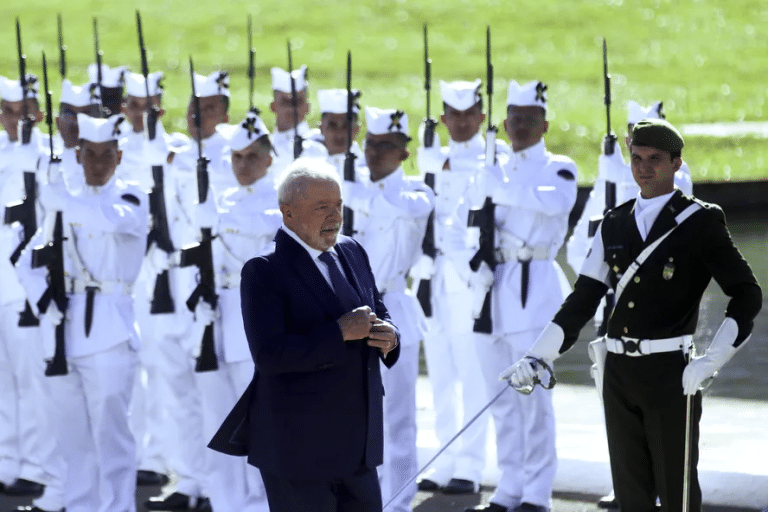 PEC dos Militares: Flexibilização no Texto Permite Atuação de Militares da Ativa no Governo