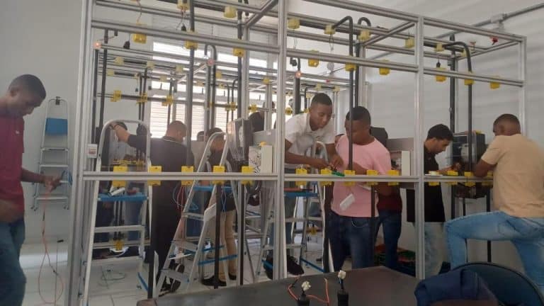 Programa de Recolocação Profissional do CFN e SENAI-BA Oferece Capacitação em Instalação Elétrica Residencial