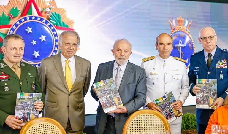 Presidente Lula Confraterniza com Comandantes das Forças Armadas e Elogia União Governamental