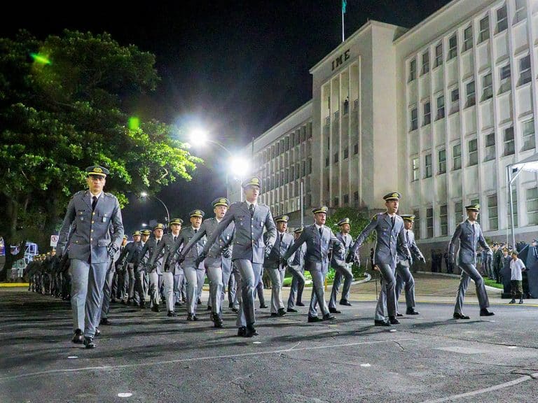 Formação de 117 Engenheiros pelo Instituto Militar de Engenharia: Uma Nova Geração de Profissionais