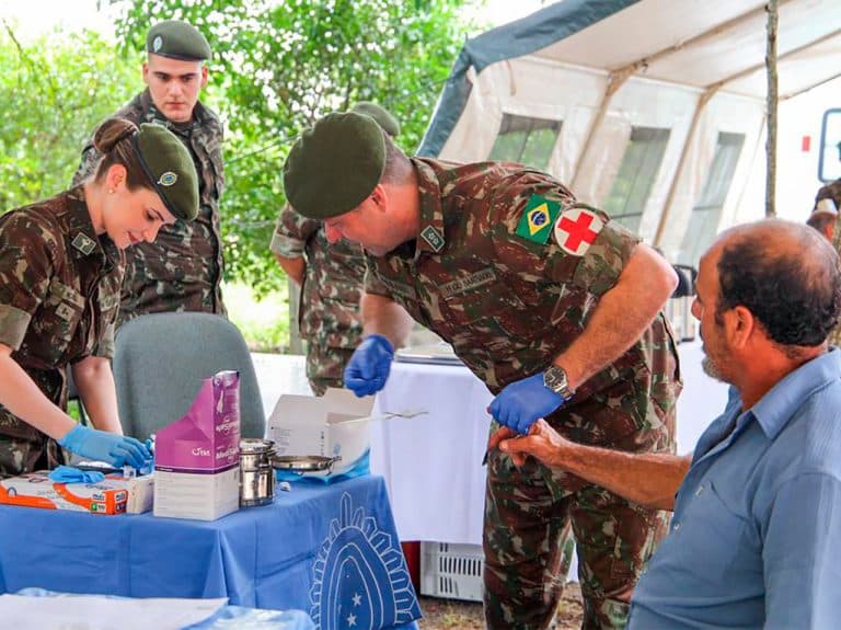 Exército e Polícia Rodoviária Federal Unem Forças em Campanha de Saúde para Caminhoneiros