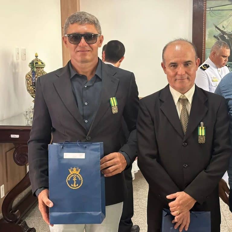 Suboficial Rocha e Soamarino Rychard Recebem Condecoração no Dia do Marinheiro