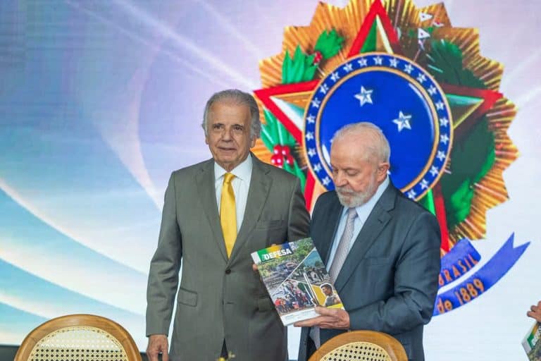 Revista A Defesa: Ministério da Defesa Destaca Ações de 2023 em Publicação Entregue ao Presidente