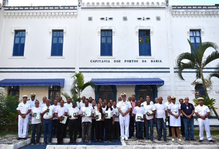 Capitania dos Portos da Bahia Forma Nova Turma de Pescadores Profissionais em Salvador