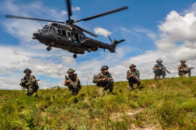 Organizações que aprendem: um novo olhar sobre as Organizações Militares e o papel da liderança militar para a aprendizagem