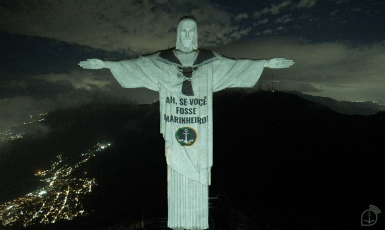 Cristo Redentor Iluminado em Homenagem aos Marinheiros no Dia do Marinheiro