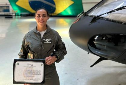 Mariana Fontes: Primeira Piloto da FAB a Concluir Curso de Pilotagem Tática do Exército
