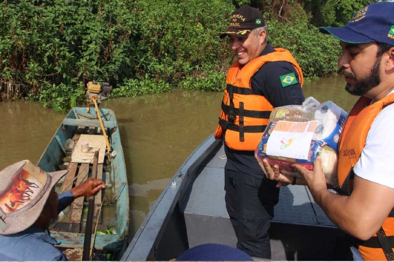 Solidariedade Navega pelas Águas do Pantanal: Marinha e União BR Levam Alimentos a Ribeirinhos