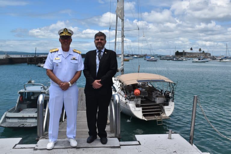 Marinha do Brasil Recebe Veleiro Apreendido pela Receita Federal em Salvador