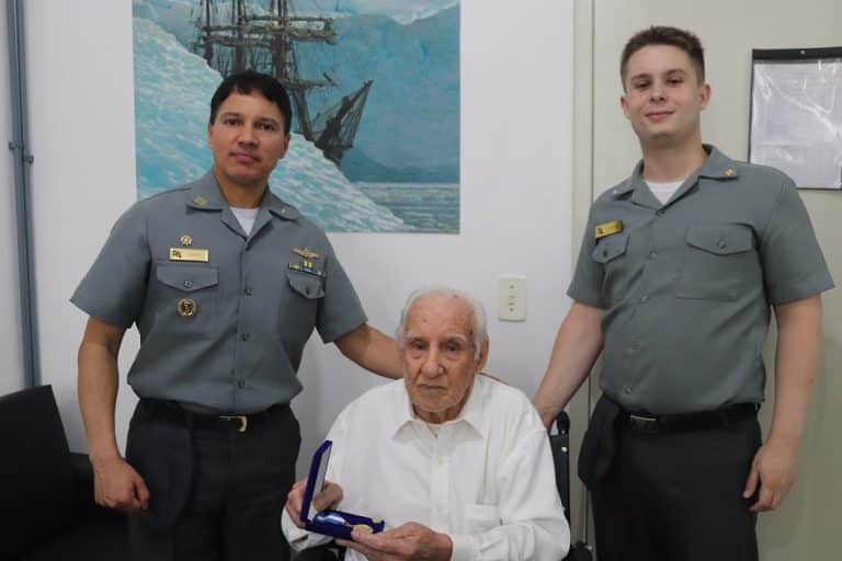 Reconhecimento e Memória: Nova Medalha Amigo da Marinha Entregue pela Policlínica Naval de Rio Grande