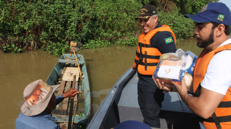 Marinha do Brasil entrega de cestas básicas para famílias de ribeirinhos no Pantanal