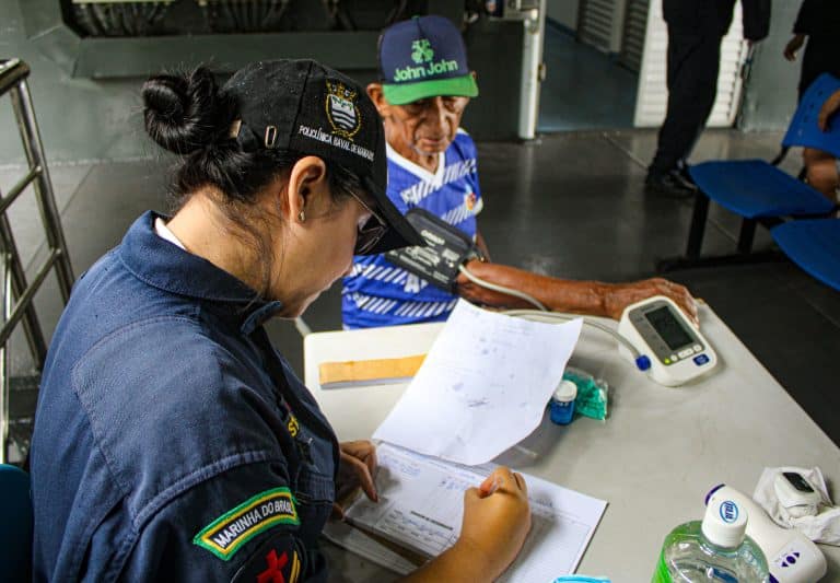 Navio de Assistência Hospitalar “Soares de Meirelles” Leva Cuidados Médicos às Comunidades de Coari e Codajás no Amazonas