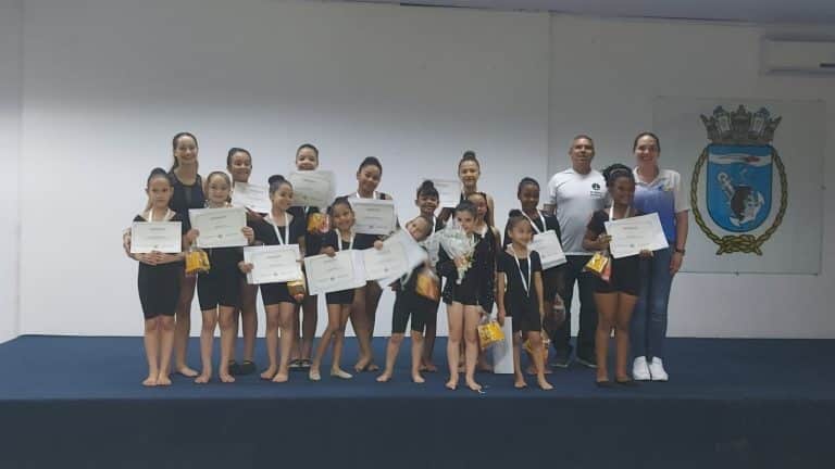 Talentos em Ascensão: Jovens Brilham na Apresentação de Ginástica Rítmica