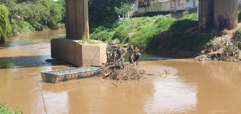 Engenharia Militar em Ação: Apoio Decisivo no Rio Sapucaí para Prevenção de Enchentes