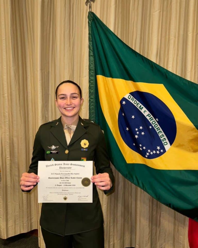 Excelência Internacional: Tenente Pâmela do Exército Brasileiro Brilha em Curso nos Estados Unidos