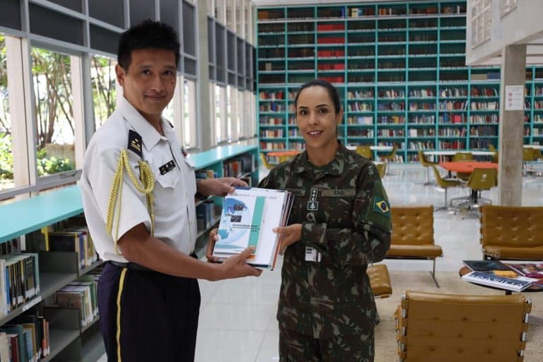 Fortalecimento de Laços e Conhecimento: A Escola Superior de Defesa Recebe Importante Doação de Livros do Japão
