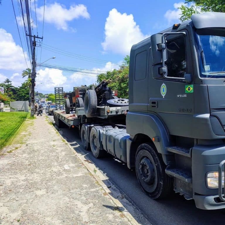 Operação de Precisão em Recife: Transporte Especializado de Obuseiros Reforça Poder de Fogo do Exército Brasileiro