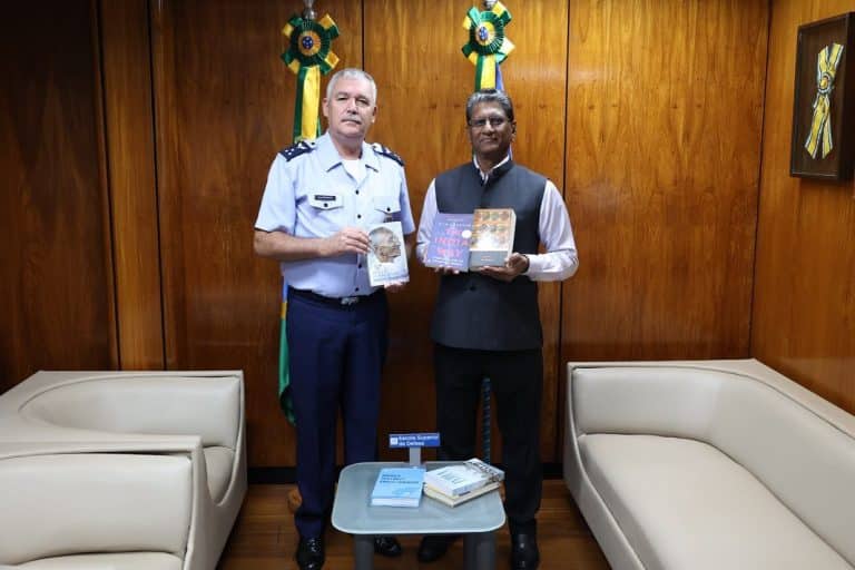 Escola Superior de Defesa Recebe Doação de Livros Importantes da Embaixada da Índia