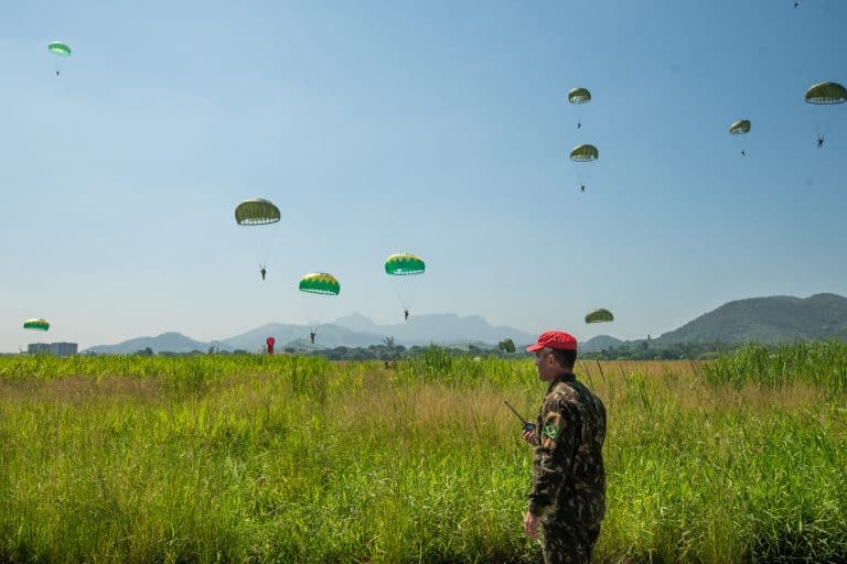 Despedida Majestosa: Último Salto dos Paraquedistas Militares com o C-130 Hércules