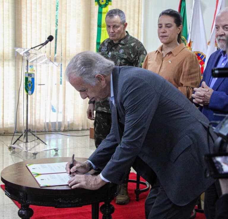 Presidente da República Assina Termo para Construção da Escola de Sargentos do Exército no CMNE