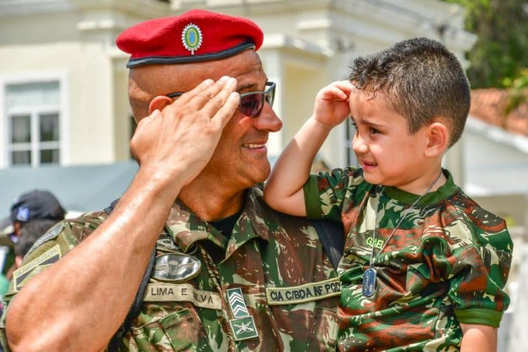 Celebração do Valor e Tradição: Exército Homenageia Paraquedistas das Turmas de 1973 e 1998