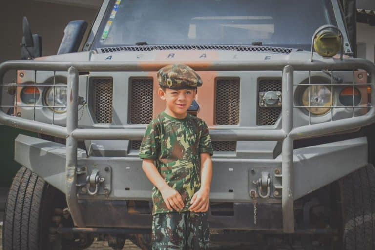 Garoto Autista Conquista Corações ao Realizar Sonho no Quartel do Exército em Macapá