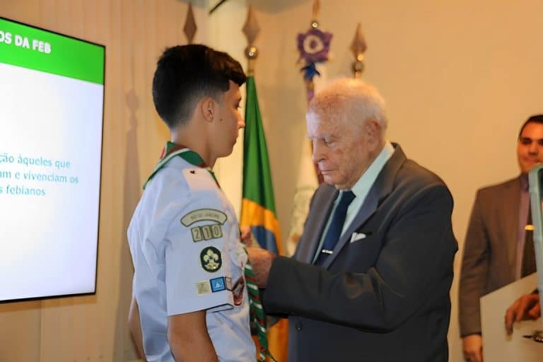 Honrando o Passado, Inspirando o Futuro: Sênior do 210º GEAr/RJ Recebe Medalha Marechal Mascarenhas de Moraes