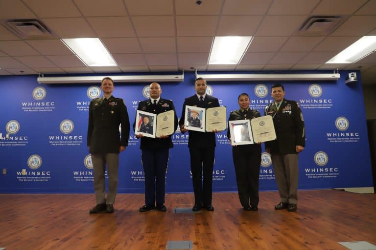 Distinção Internacional: Capitão de Corveta (FN) Do Couto é Premiado como Instrutor-Padrão do Ano 2023 no WHINSEC