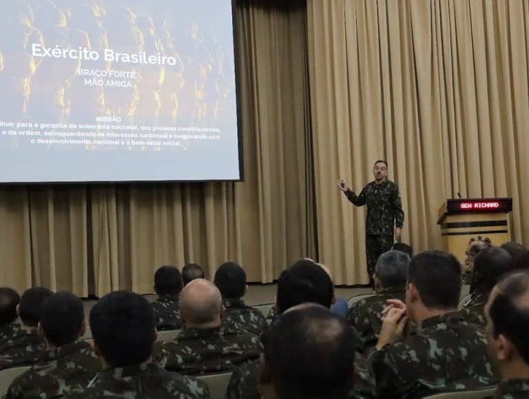 General Richard Destaca a Preparação de Líderes Militares Frente aos Desafios Contemporâneos na Aula Inaugural da ECEME
