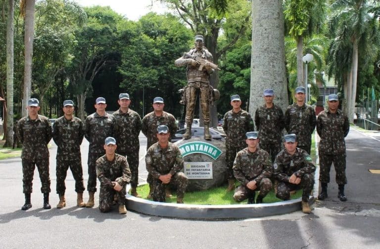 4ª Brigada de Infantaria Leve de Montanha Define Metas Estratégicas para 2024 em Primeira Reunião de Comando