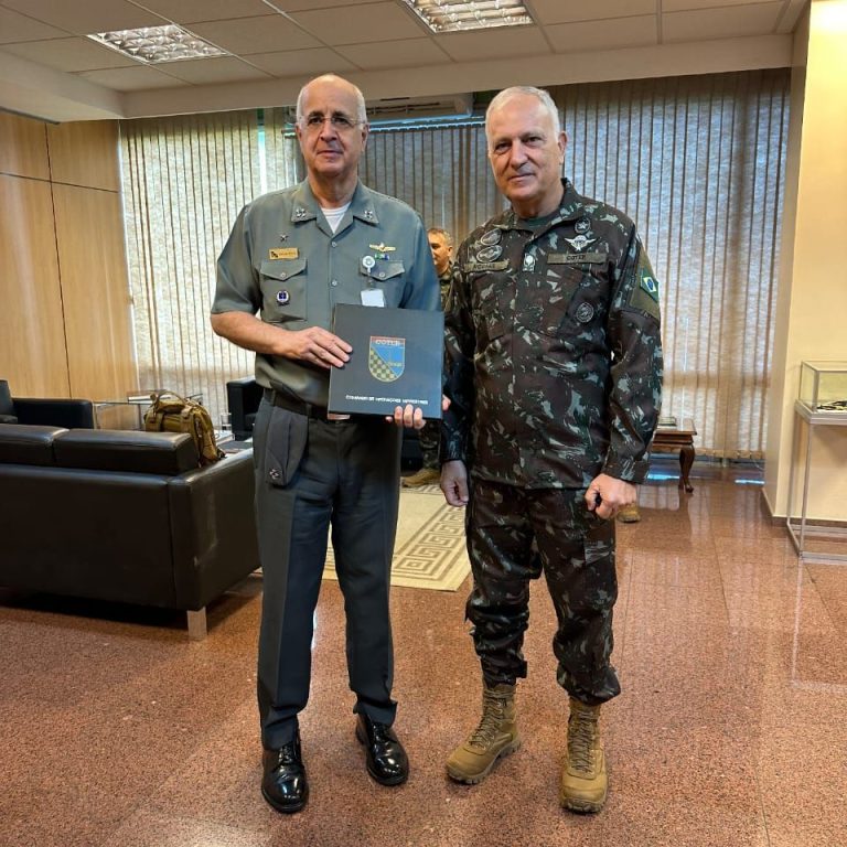 Visita Estratégica do Comandante do COTER ao Estado-Maior Conjunto Reforça a Sinergia entre as Forças Armadas Brasileiras