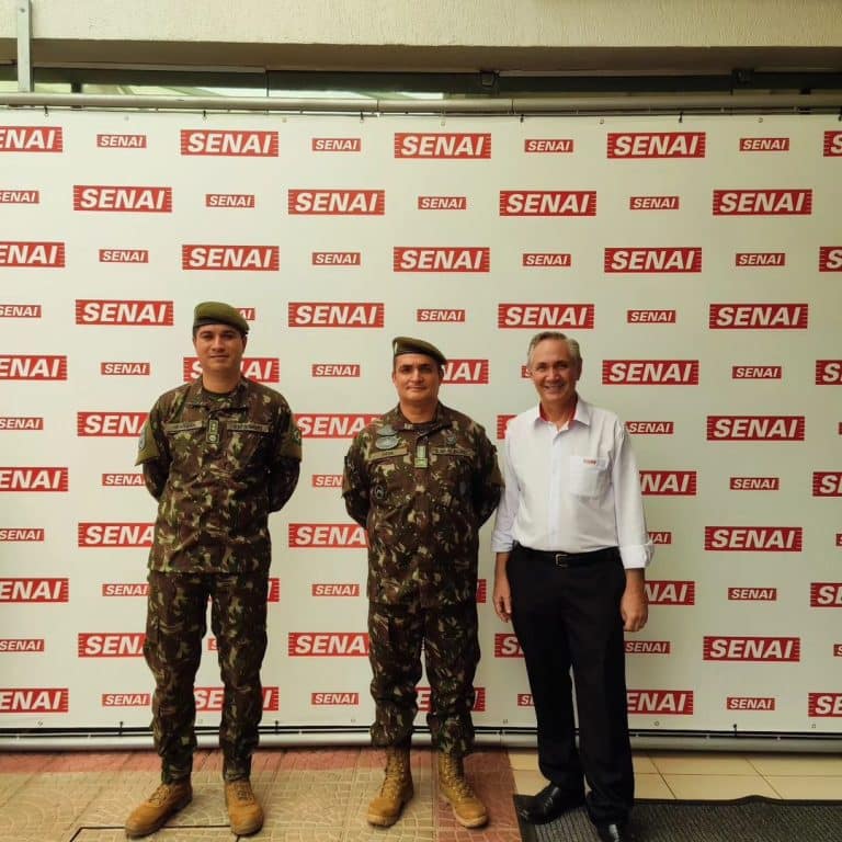 Comandante da Base de Apoio Regional de Bauru Visita SENAI para Estreitar Laços e Explorar Parcerias