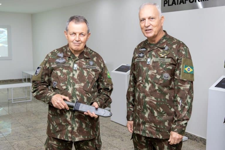Visita do Comandante do Exército ao COTER: Fortalecendo Estratégias e Operações Terrestres Nacionais