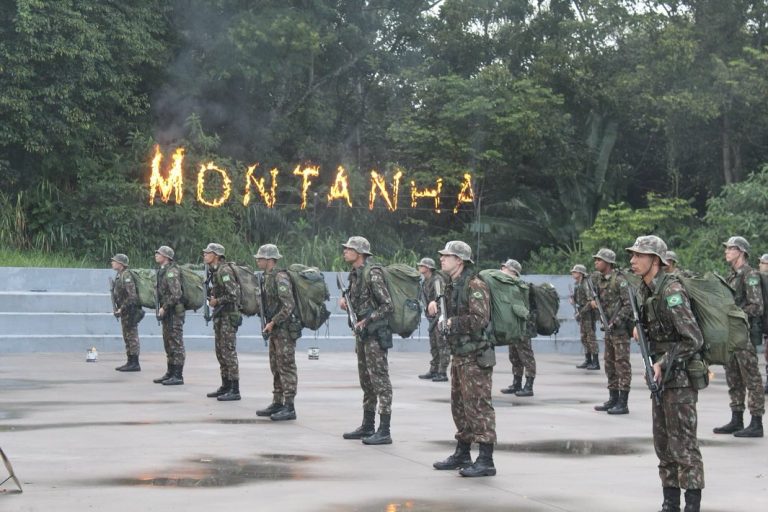 Militares Iniciam Estágio de Auxiliar de Guia de Cordada no Centro de Instrução de Operações em Montanha
