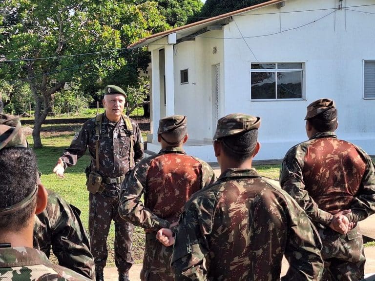 Fortalecendo as Fronteiras: A Visita Operacional do Comandante do COTER à Operação Ágata Fronteira Oeste