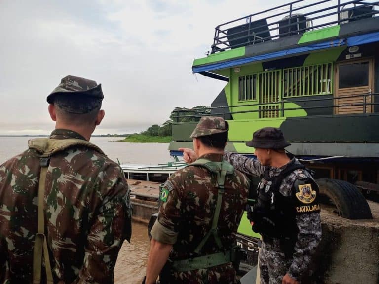 Comandante da 16ª Brigada de Infantaria de Selva Reforça Integração na Luta contra Ilícitos na Base Fluvial Arpão