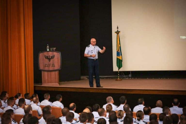 Início do Ano Letivo na AFA: Comandante da Aeronáutica Inspira Futuros Oficiais com Ações Simbólicas e Poderosas
