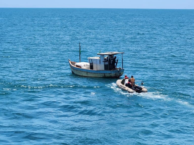 Navio-Patrulha “Guaratuba” fortalece segurança marítima no Sul da Bahia: um olhar sobre a operação de patrulhamento