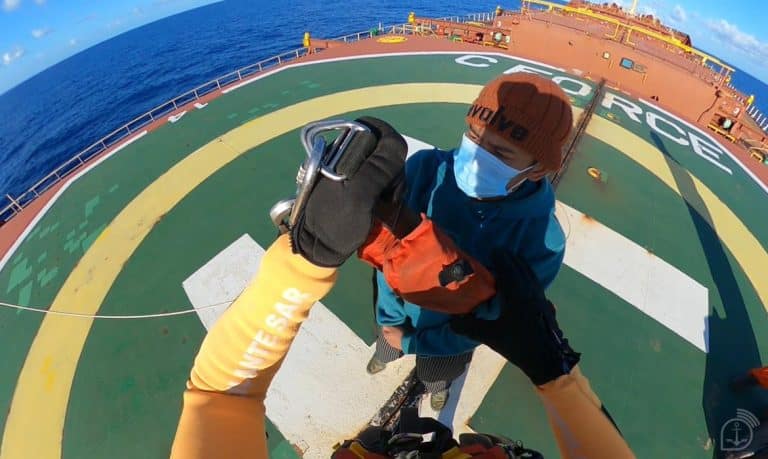 Coordenação e Precisão: Marinha Resgata Tripulante a Mais de 2.300 km da Costa
