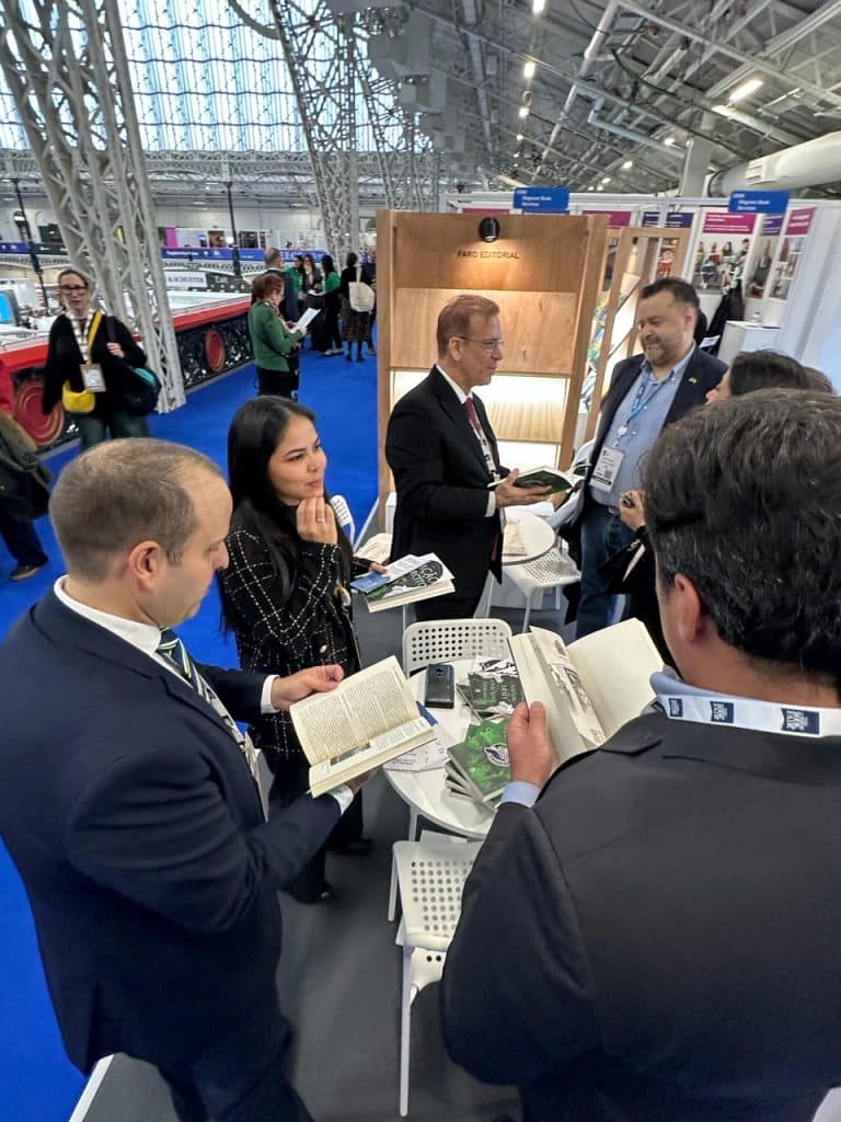 Biblioteca do Exército Brasileiro Brilha na Feira do Livro de Londres 2024